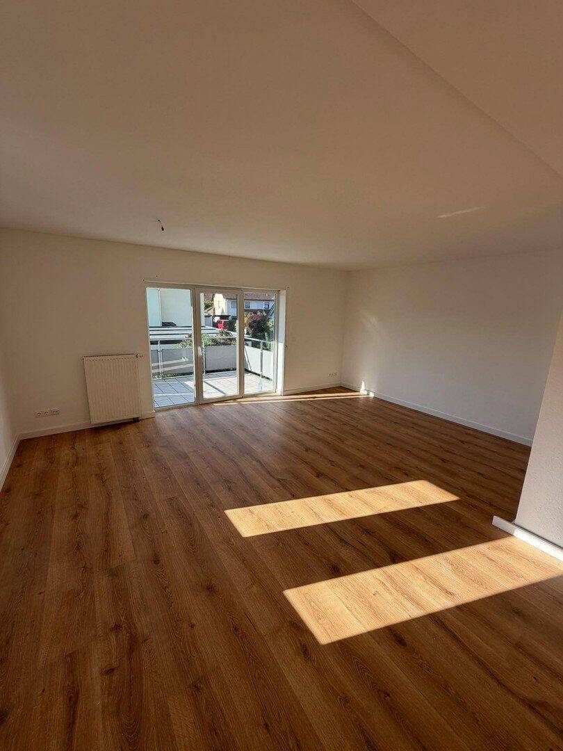 Helle renovierte 4 Zimmer Wohnung mit Balkon, Einbauküche & 2 Stellplätzen, 63820 Elsenfeld
