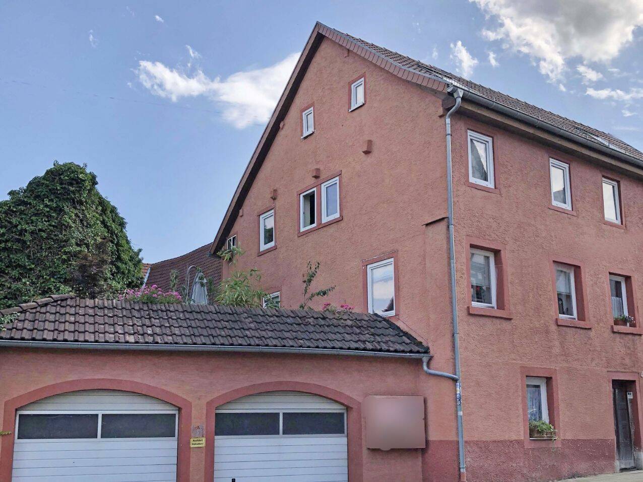 Geräumiges 2-Familienhaus mit Innenhof, Dachterrasse und Doppelgarage in Neidenstein, 74933 Neidenstein