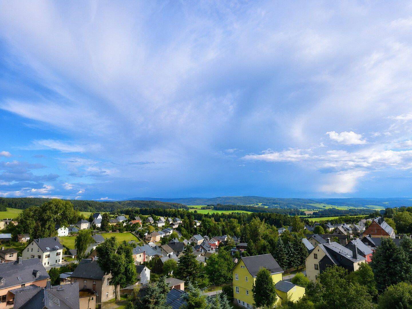 Elterlein: Sonnige 3-Zimmer-DG-Wohnung mit Kamin und Einbauküche in ruhiger Neubauanlage, 9481 Elterlein