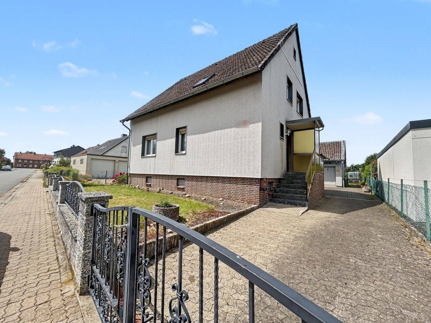 Gepflegtes Zweifamilienhaus auf großem Grundstück in Salzgitter-Beinum, 38259 Salzgitter