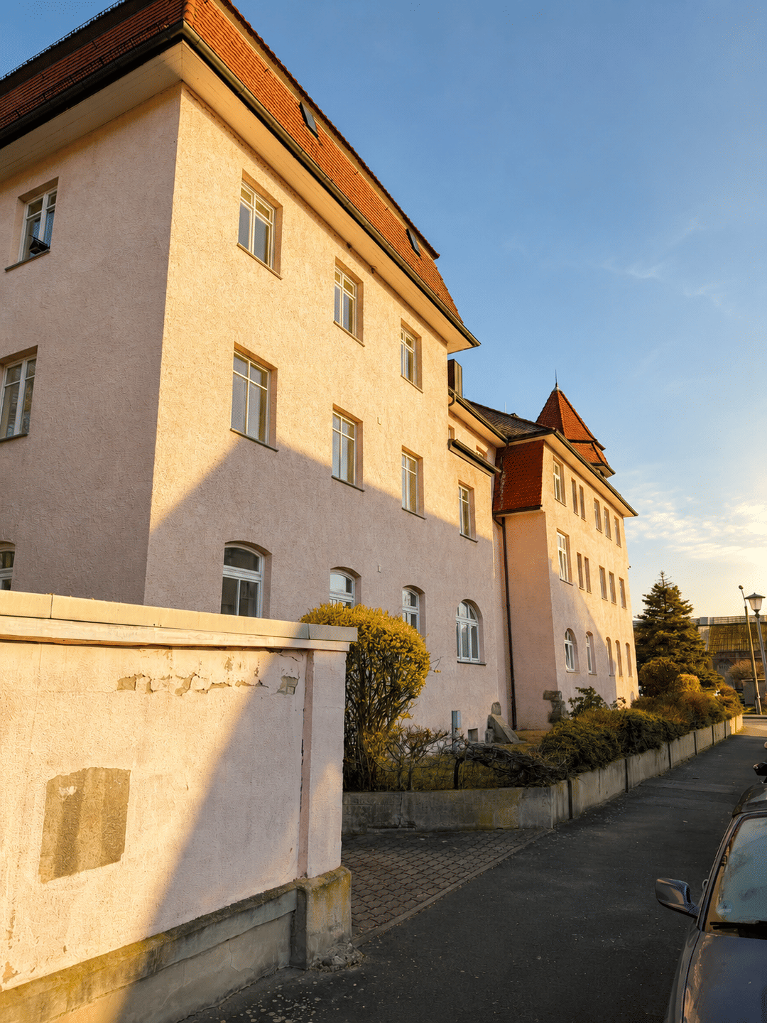 Attraktive 2,5-Zimmer-Wohnung zentral in Heidenau mit Balkon, neuem Bad und viel Komfort, 1809 Heidenau