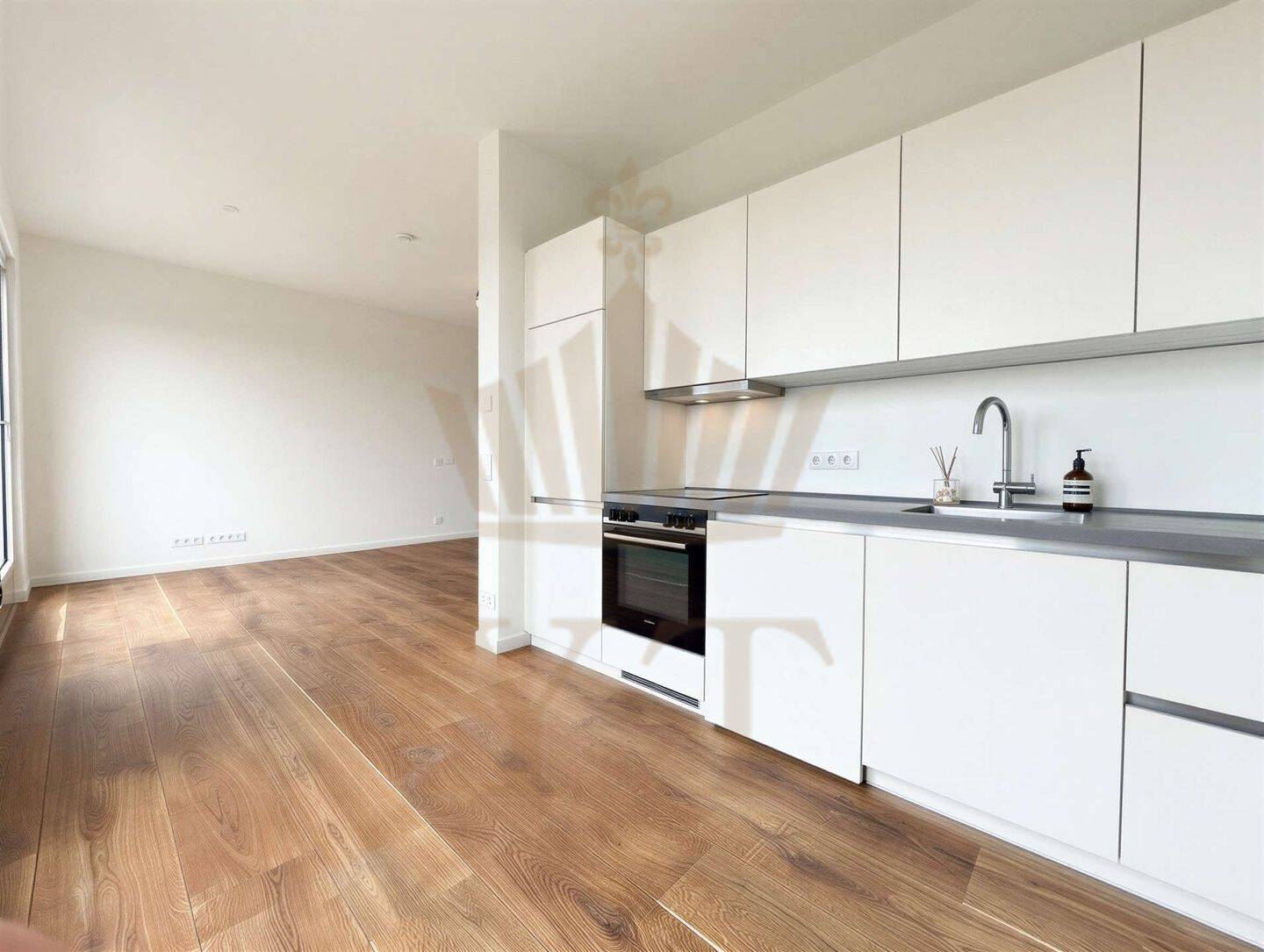 Lichtdurchflutetes Studio | hochwertige Einbauküche | großer Balkon | in Berlin-Mitte Nordbahnhof, 10115 Berlin (Mitte Wedding)