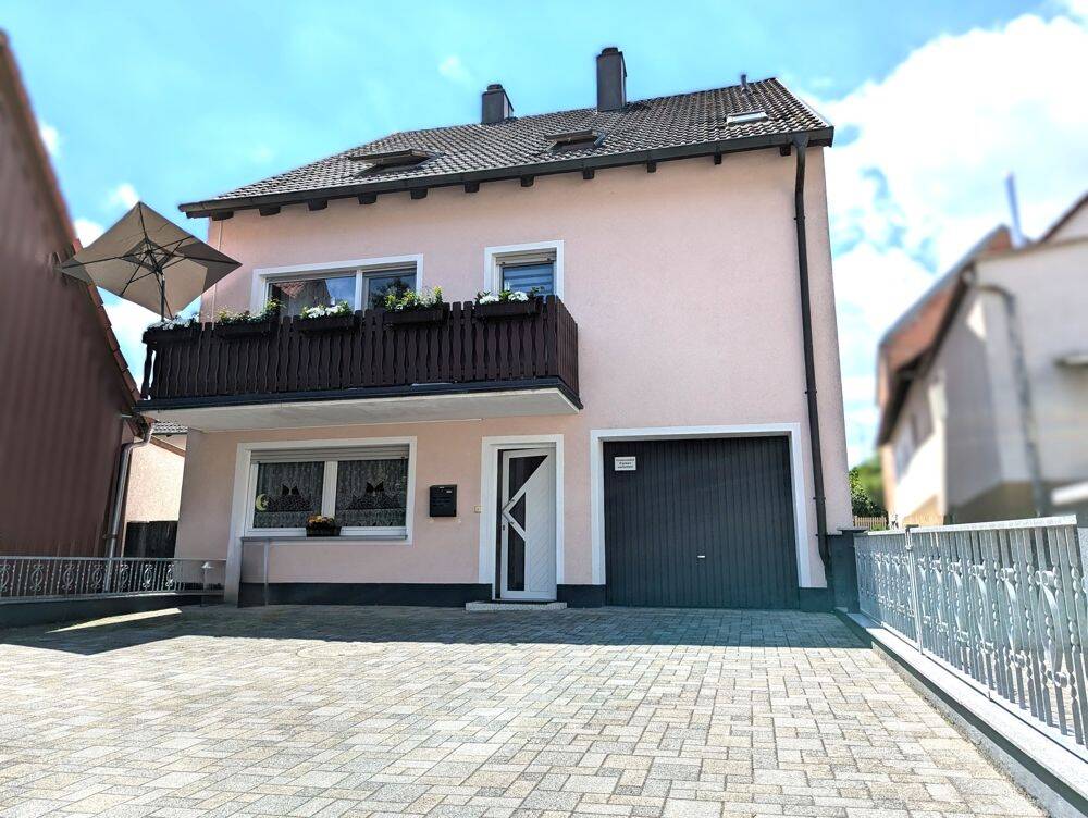 Zweifamilienhaus mit Einliegerwohnung, 96155 Buttenheim