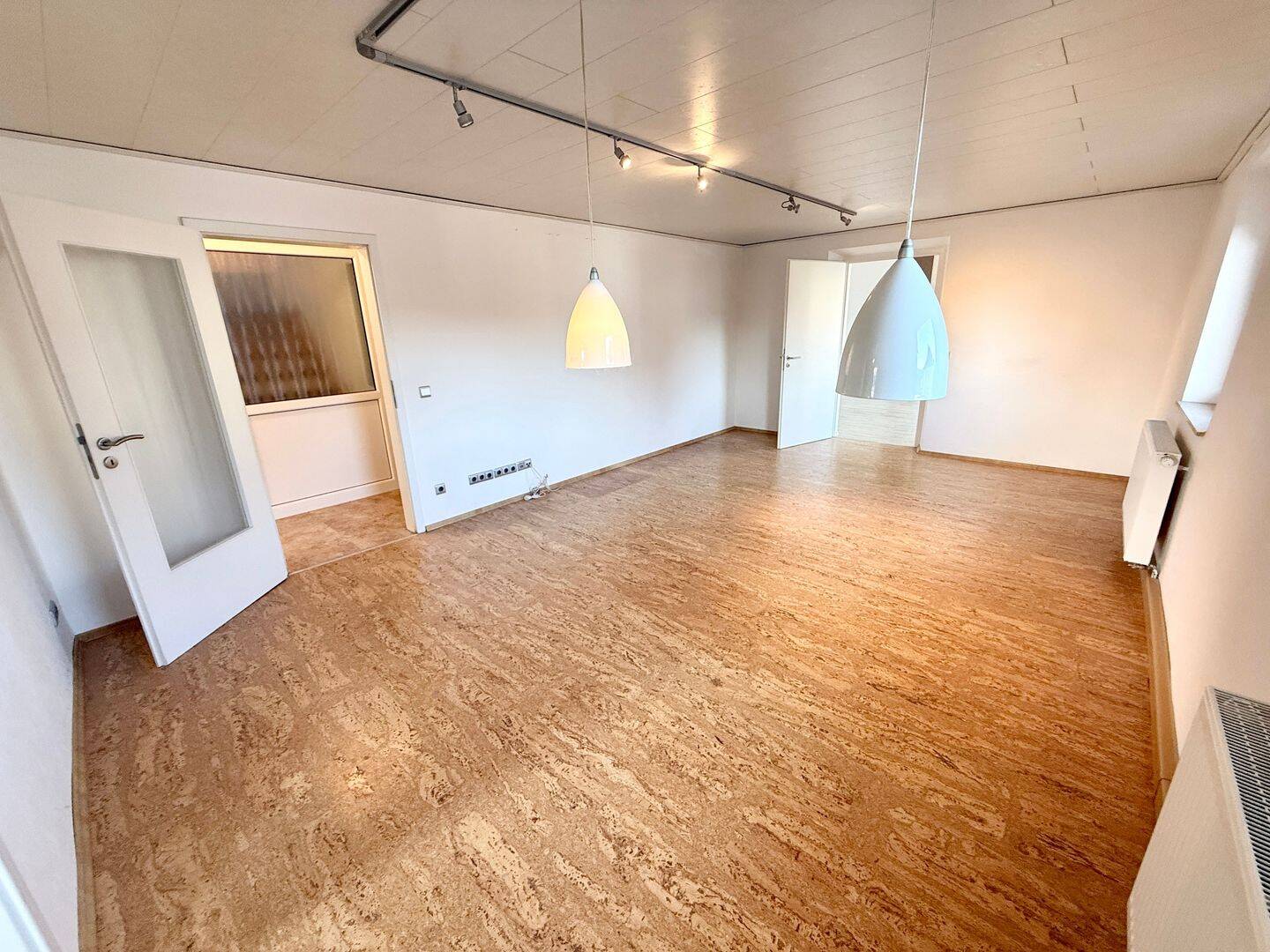 top-sanierte, freie 4-Zimmer-Eigentumswohnung im 1. Obergeschoss, 112 qm Wohnfläche, mit Balkon, inkl. moderner Einbauküche, provisionsfrei, 90587 Veitsbronn