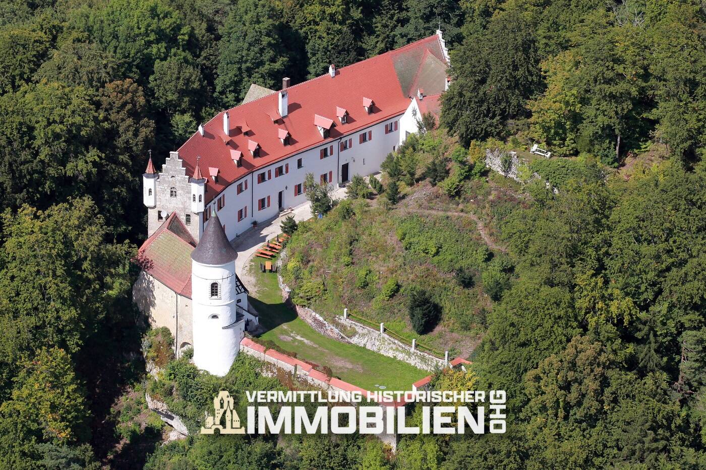 Saniertes Schloss in Bayern, Alleinlage – bis 160 ha Grund – Eigenjagd möglich, 92237 Sulzbach-Rosenberg
