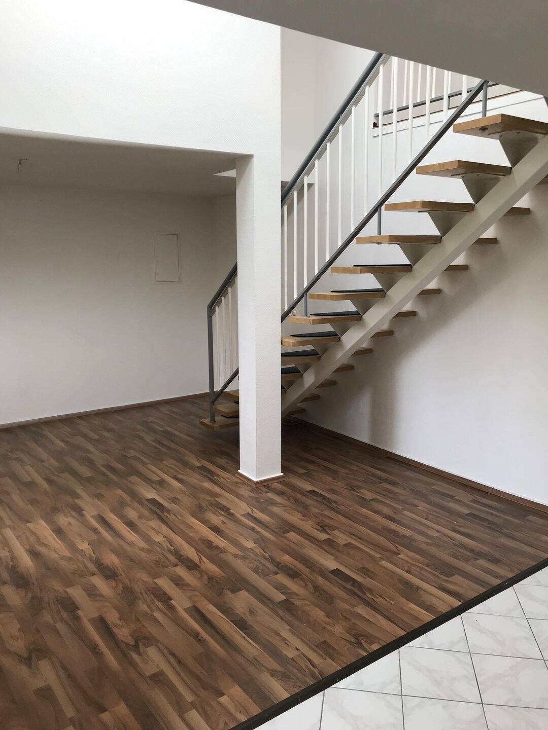 Wohnen über der Stadt 3-Wohnung Maisonette in einer Villa san. Altbau im ca.81m² zu vermieten.