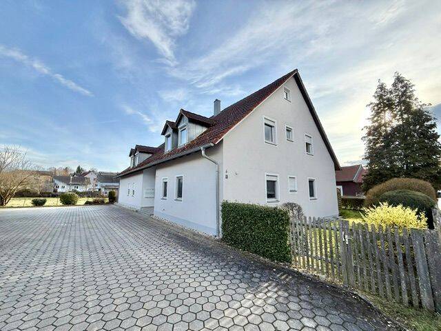 3-Zimmer-Dachgeschosswohnung mit viel Tageslicht – Thalmassing, 93107 Thalmassing