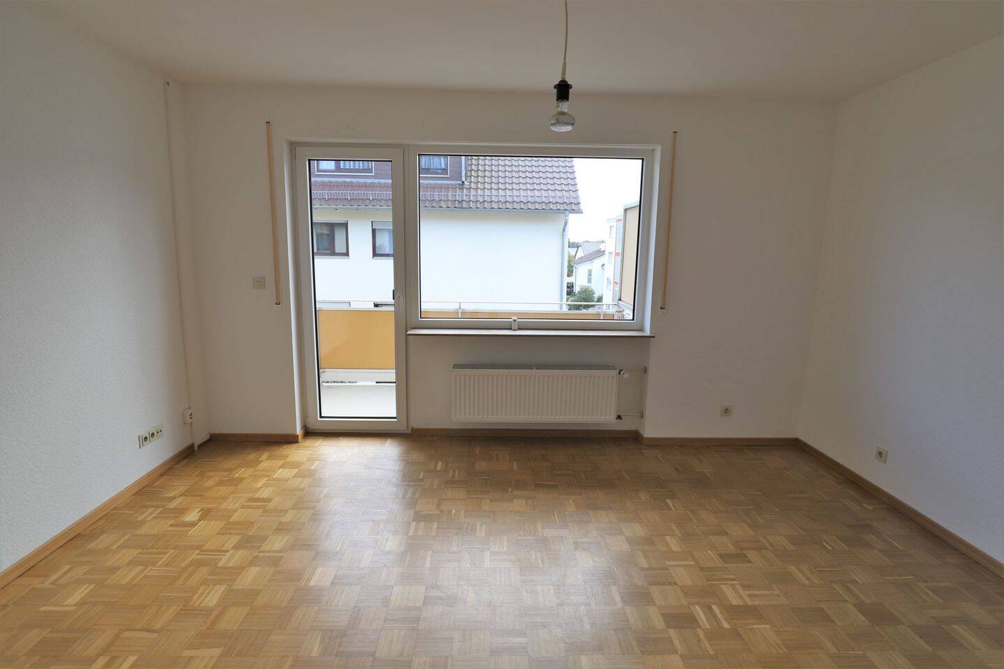 Etagen – Wohnung mit Parkett Boden, Westbalkon und Tiefgaragen-Stellplatz, 64342 Seeheim-Jugenheim
