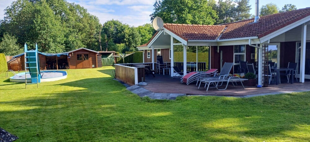 Bungalow-Ferienhaus mit angelegtem Gartengrundstück, Pool beheizbar, finnische Grill-Kota, Sauna, Kamin-Ofen, Parkplätze, viele komfortable weitere Ex, 16835 Rüthnick