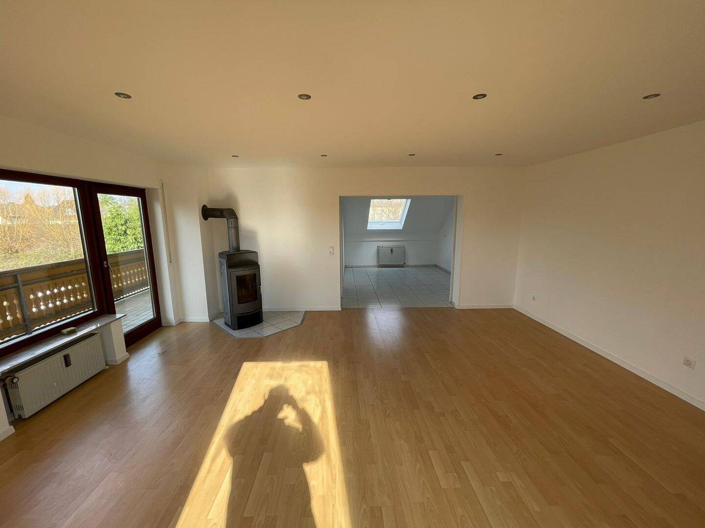 Attraktive renovierte 3,5 Zimmer Dachgeschoss Wohnung im 1. Stock in Gründau Lieblos zu vermieten., 63584 Gründau