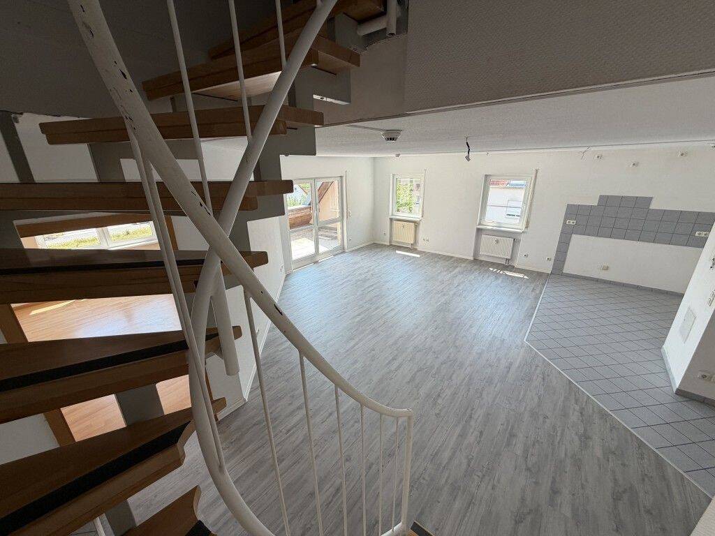 Gut geschnittene 4-Zimmer-Maisonette-Wohnung mit Dachloggia und 2 Bädern in Tennenlohe – freier Ausblick