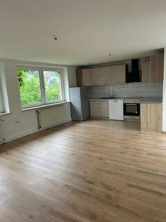 Geräumige, lichtdurchflutete 4-Raum-Wohnung, 9212 Limbach-Oberfrohna