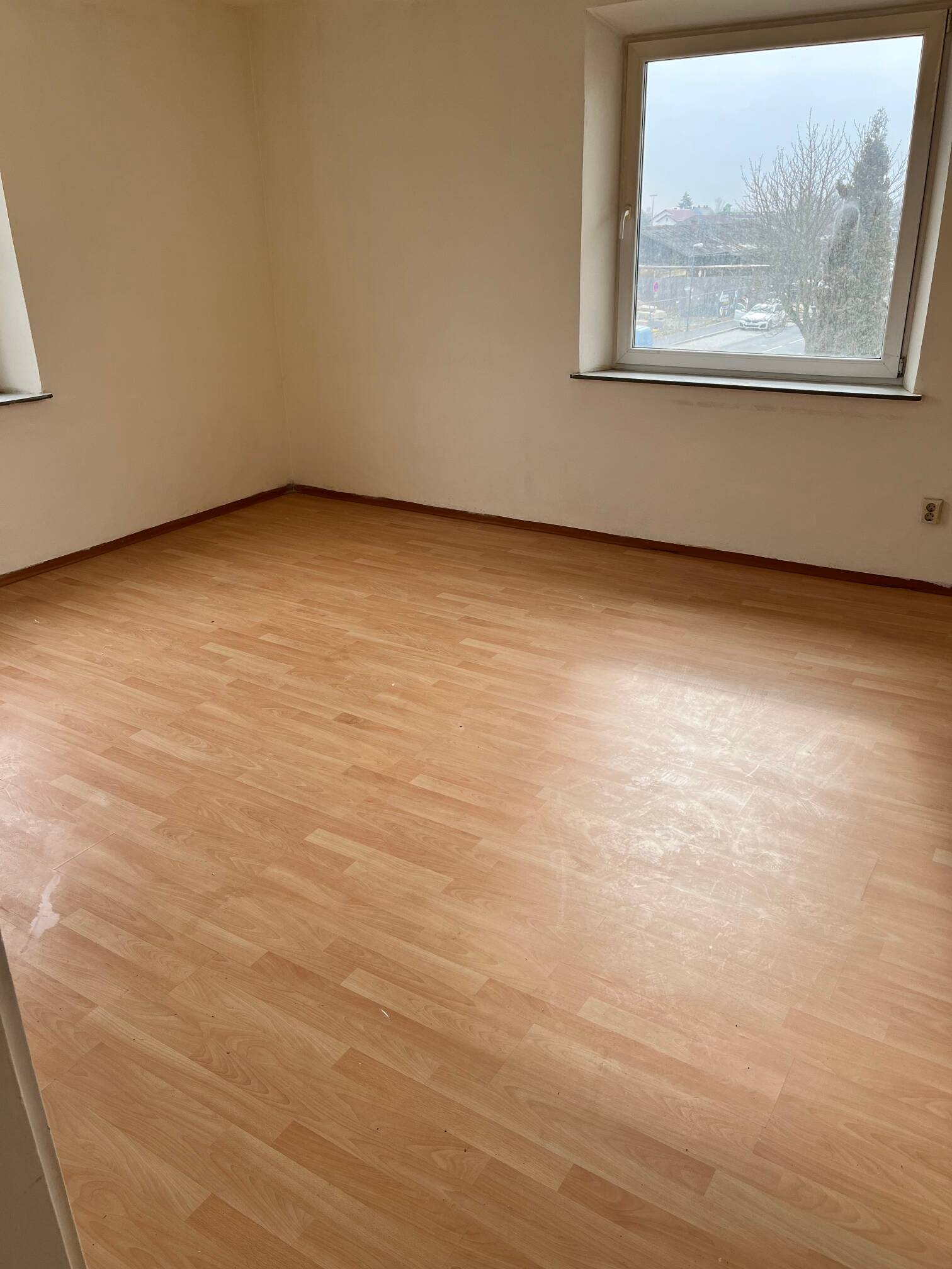 Helle 2 Raum Wohnung in Bahnhofsnähe mit Einbauküche und Einzelofen zu vermieten!, 95676 Wiesau
