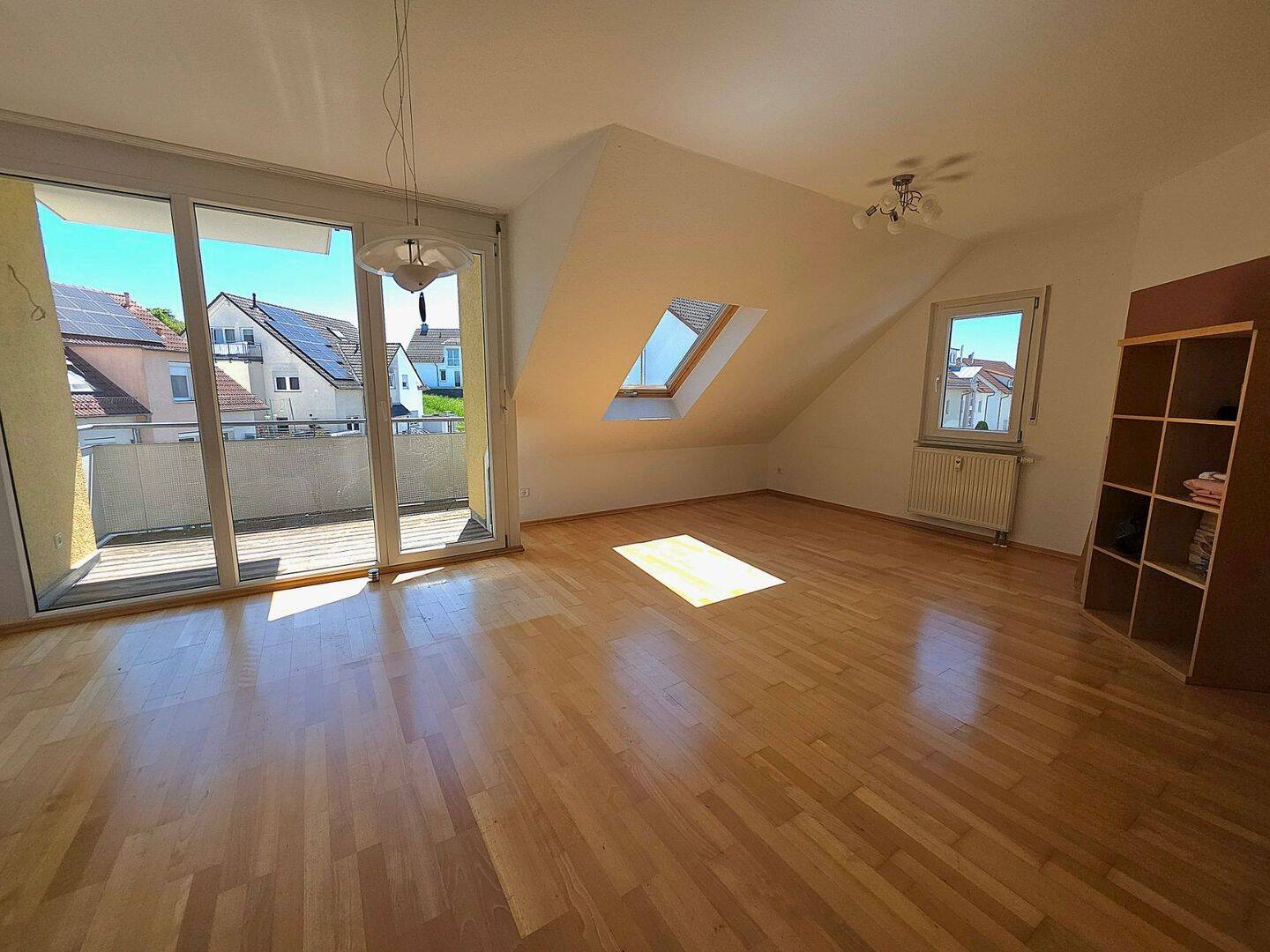 Seltene Gelegenheit: Großzügige 5–6 Zimmer Maisonette-/Studio-Wohnung mit zwei Balkonen, hochwertigem Parkett und traumhaftem Studiobereich, 71154 Nufringen