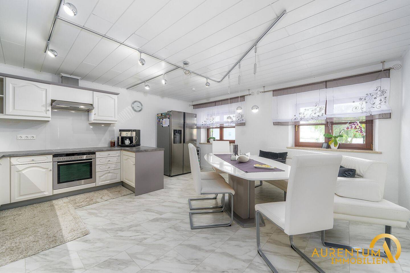 Großzügiger Wohn- und Geschäftshaus mit Hallen und Nutzflächen zu verkaufen!, 84160 Frontenhausen