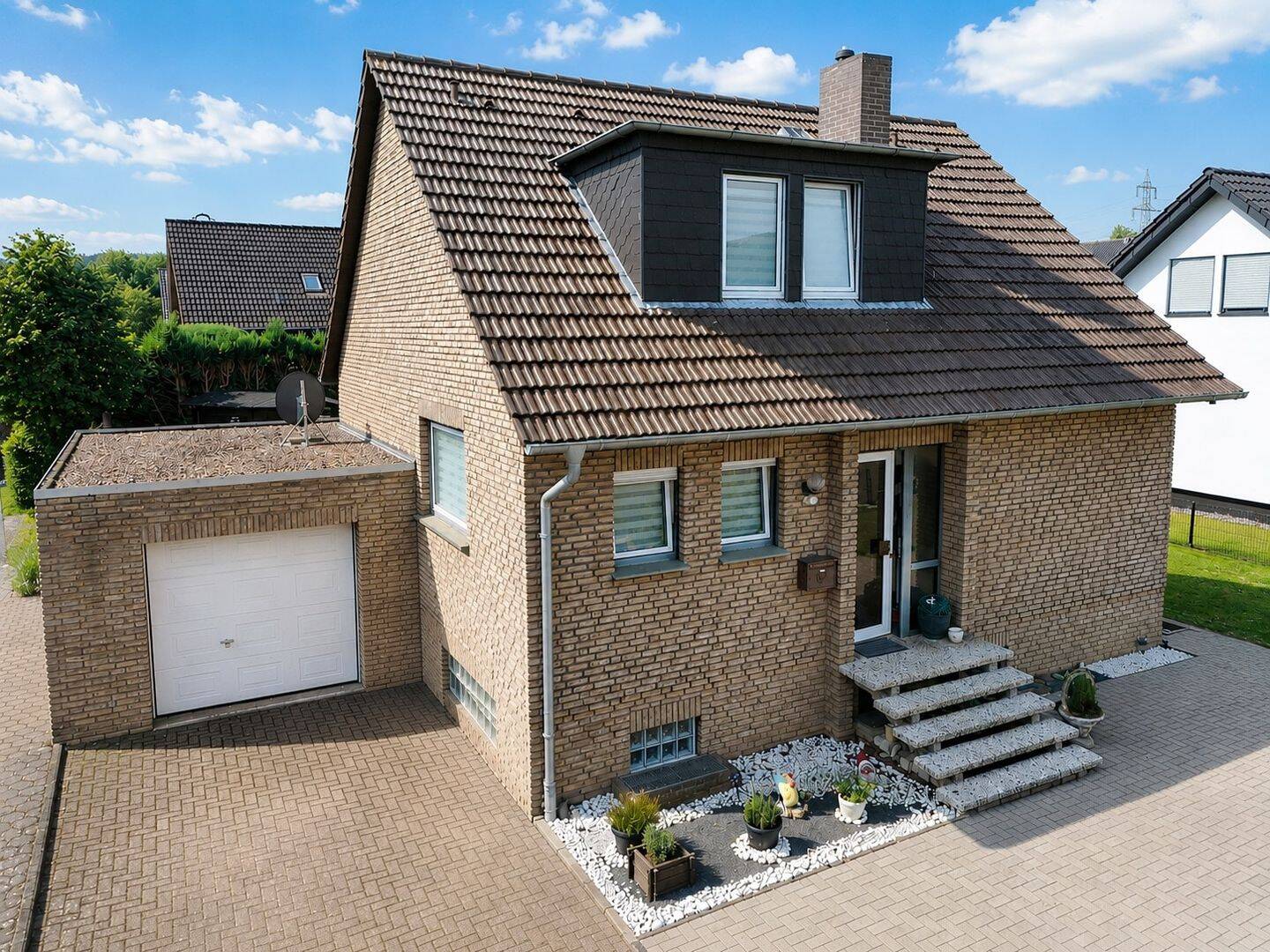 Großzügiges Einfamilienhaus mit sonnigem Garten, Garage und viel Potenzial in ruhiger Wohnlage, 32312 Lübbecke