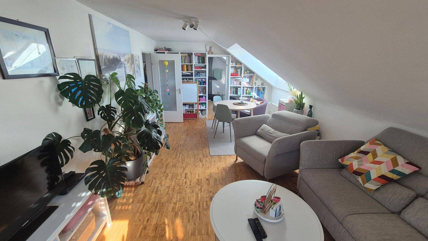 Helle 4 Zimmer DG-Wohnung, 71640 Ludwigsburg