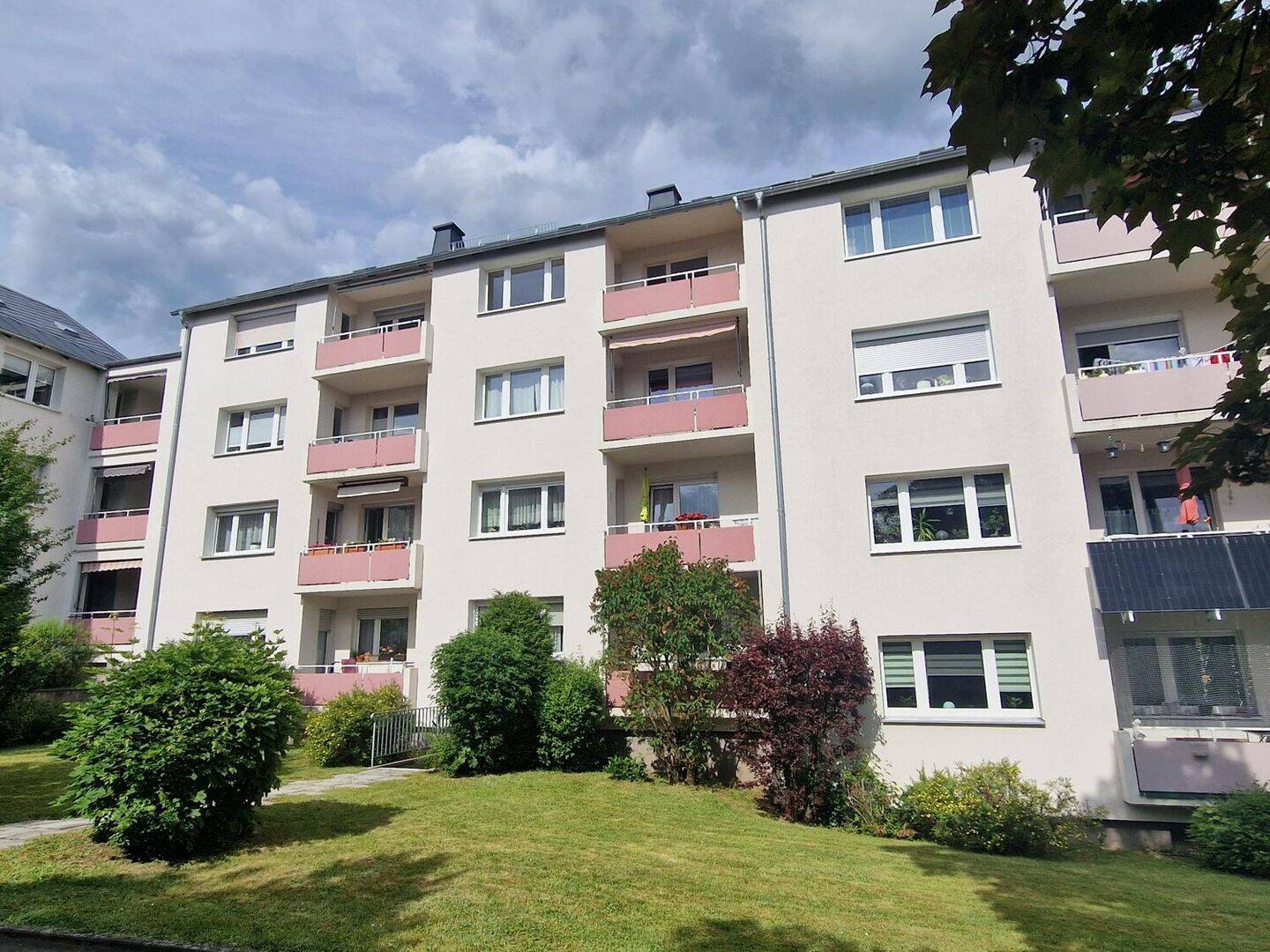 2-Zimmer-Eigentumswohnung mit Balkon in gepflegter Wohnanlage zu verkaufen!, 95030 Hof (Epplas Innenstadt Osseck Unterkotzau Wölbattendorf)