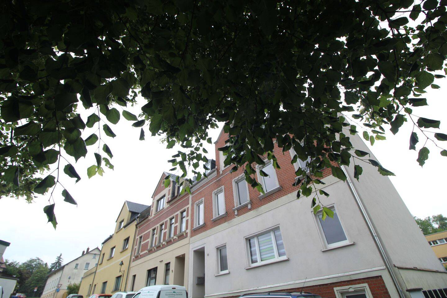 Schöne 4-Raumwohnung im 1.Obergeschoss mit Stellplatz, Garage und Einbauküche!, 9337 Hohenstein-Ernstthal