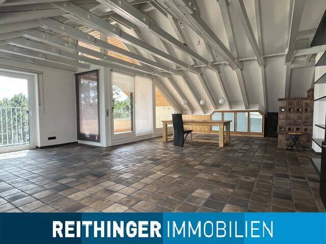 Außergewöhnliche 4,5 Zimmer-DG-Wohnung mit Lift, Garage & Blick auf den Hohentwiel, 78224 Singen (Hohentwiel)
