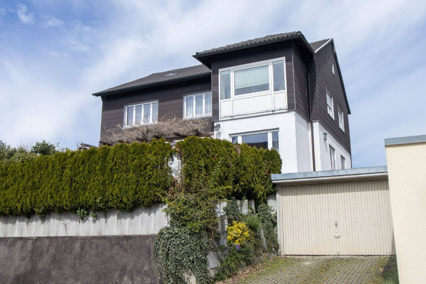 **Großzügiges Zweifamilienhaus mit Doppelgarage in begehrter und familienfreundlicher Wohnlage**, 73033 Göppingen