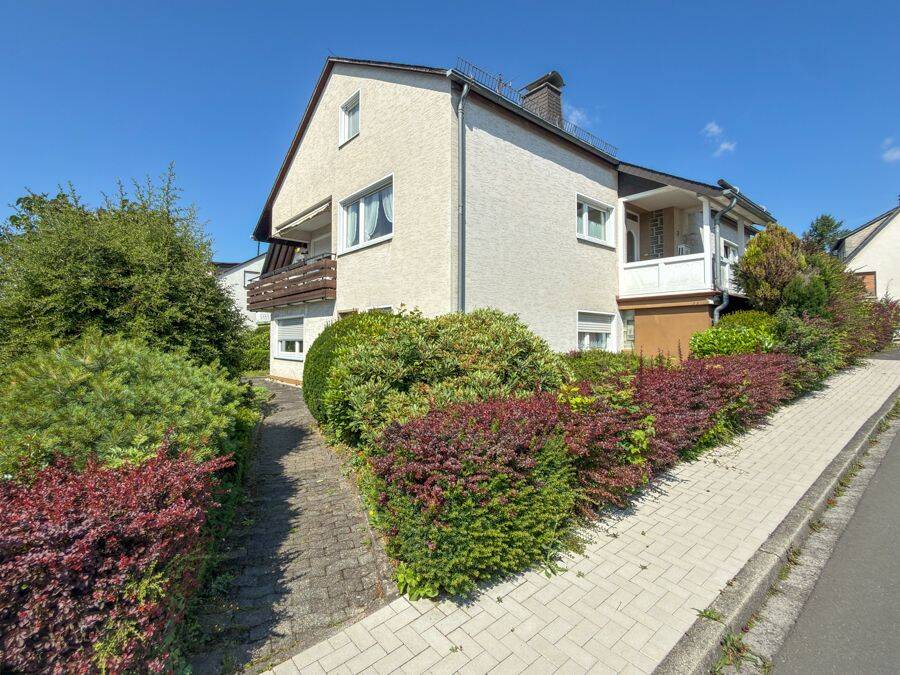 Einfamilienhaus mit Einliegerwohnung, Garage und Balkon in einem ruhigen Wohngebiet, 59872 Meschede