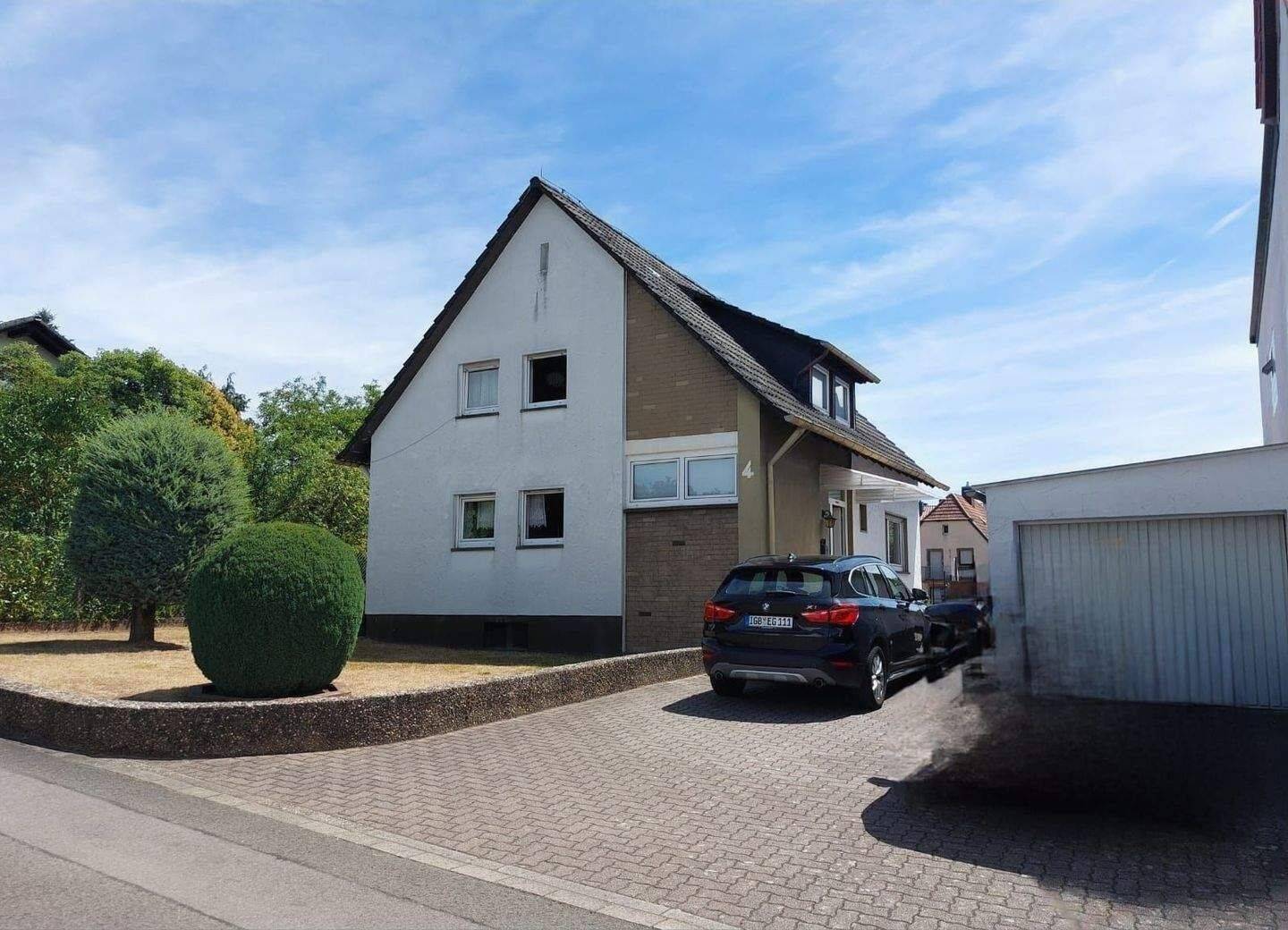 Freistehendes Wohnhaus mit Garten, Terrasse, Garage, Gerätehaus und Autoabstellplätzen in ruhiger, kleiner Anliegerstraße von Contwig, 66497 Contwig