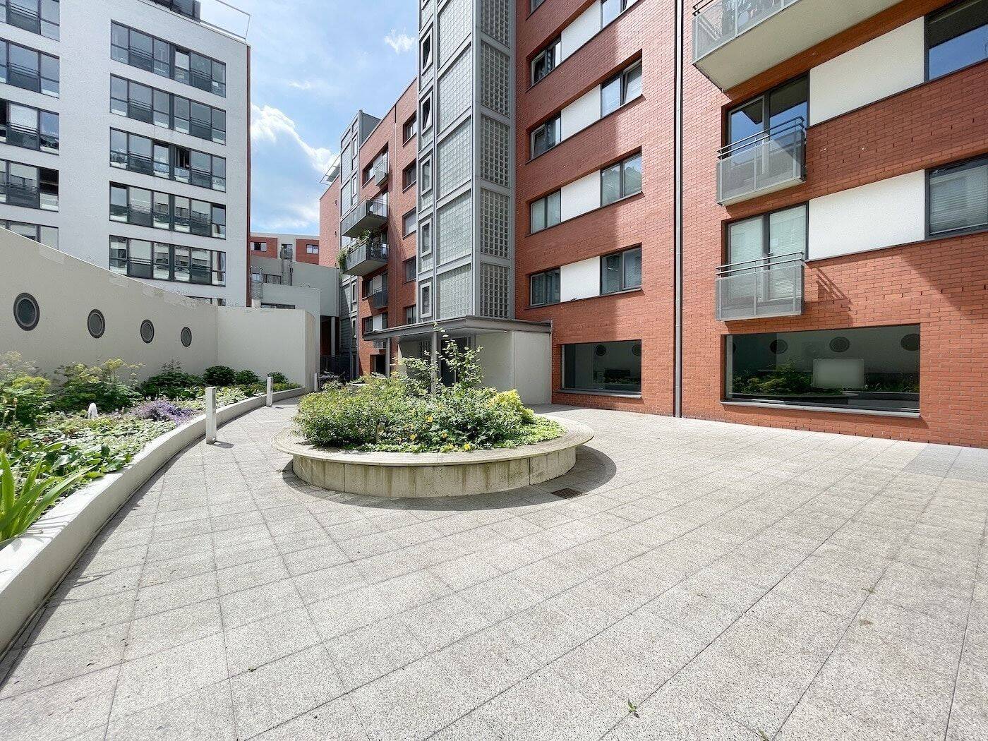 Charmante 2-Zimmer-Erdgeschosswohnung mit großer Südterrasse und Tiefgaragenstellplatz im Pelikanviertel, 30177 Hannover