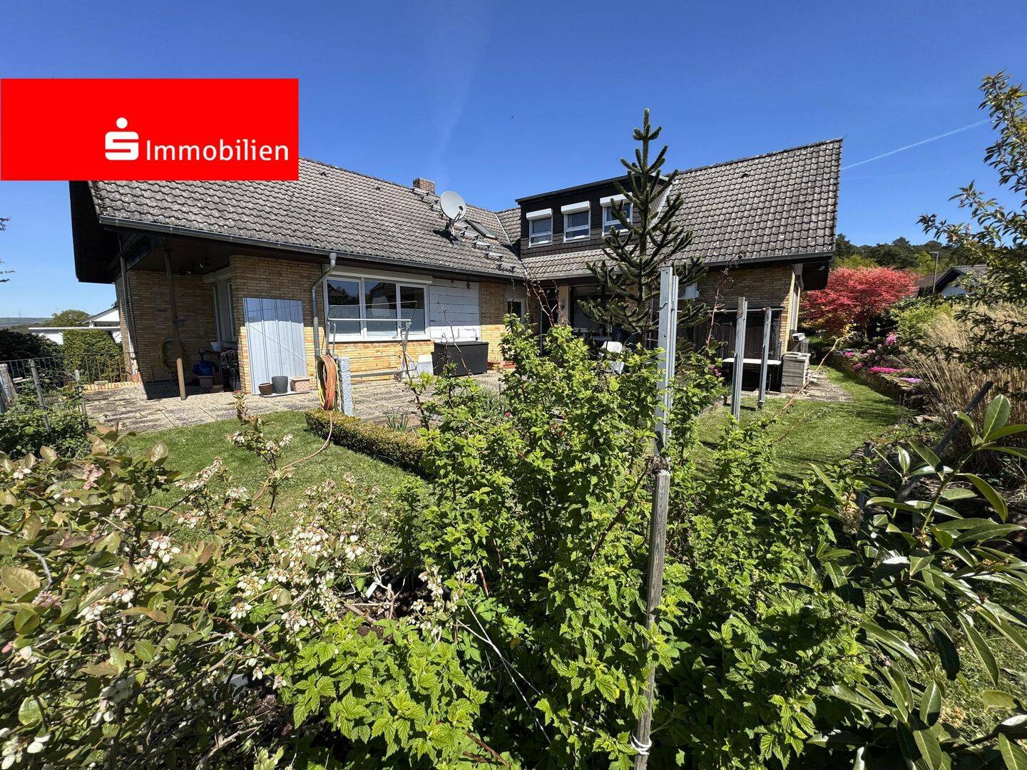 Familienparadies: Großzügiges Zweifamilienhaus, Terrasse, Kamin & Garten, 35279 Neustadt (Hessen)