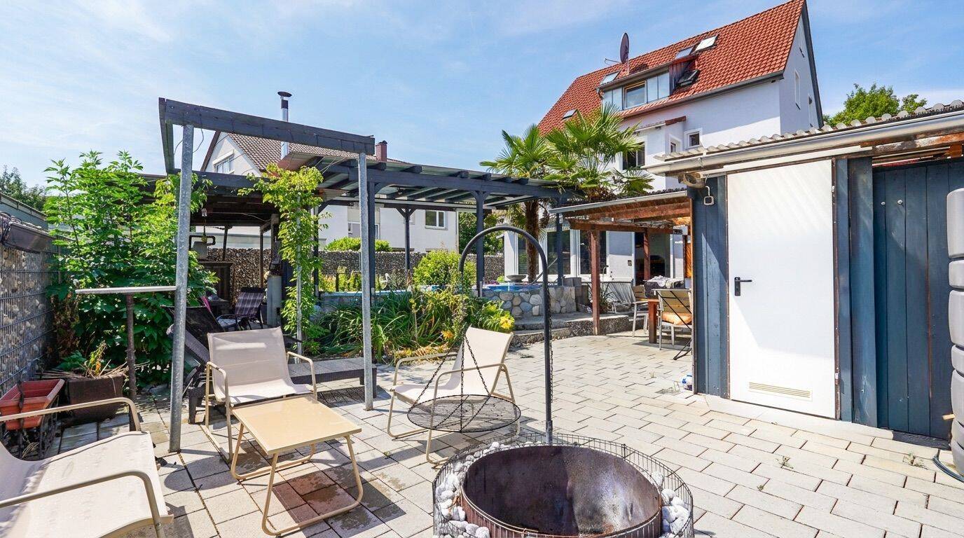 Modernisiertes Mehrfamilienhaus mit vier Wohneinheiten und Entwicklungspotenzial in Pfullingen, 72793 Pfullingen