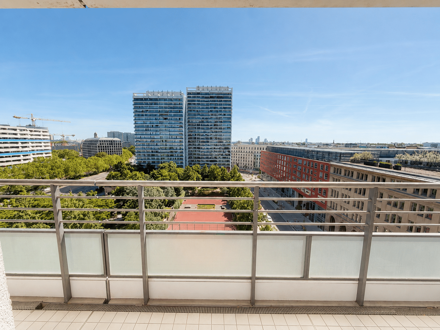 Architekturikone nahe Potsdamer Platz: Bezugsfreie 2-Zimmer-Wohnung mit Panoramabalkon in Berlin, 10117 Berlin (Mitte)