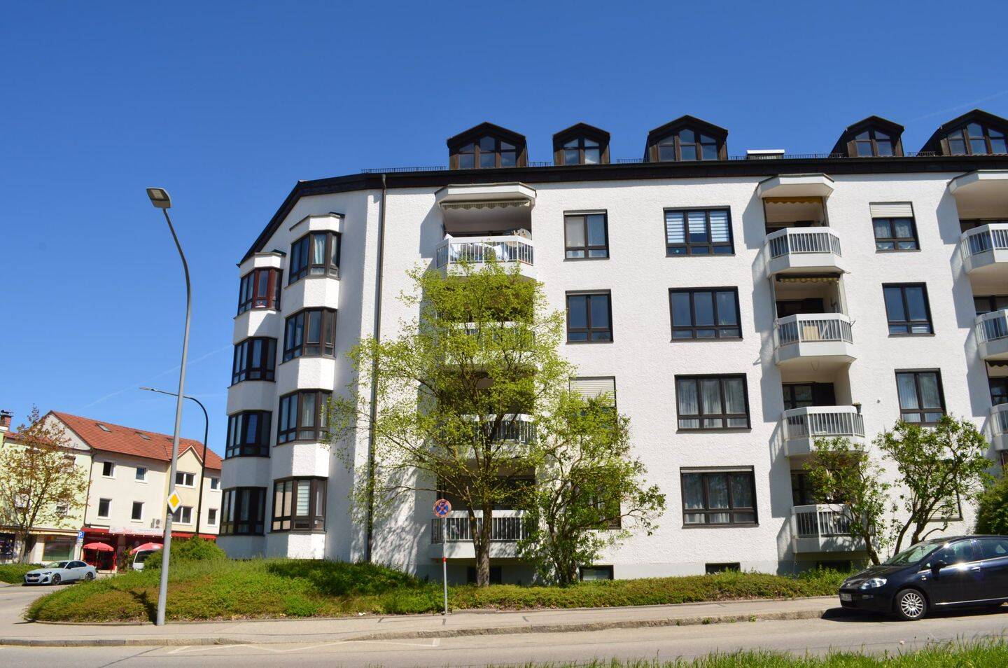 Top Lage nähe Bahnhof sehr helle 3 Zimmerwohnung im 2. OG mit Südbalkon sofort freifrisch renoviert, 84503 Altötting