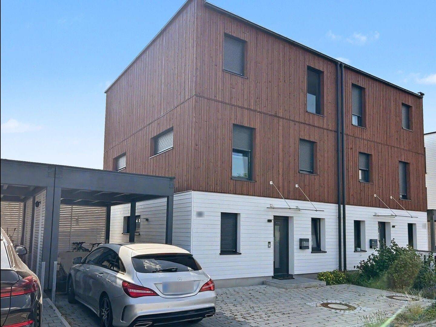 Geiselhöring: Modernes Wohnen mit Wohlfühlklima – Holzmassiv-Doppelhaushälfte mit Garten, 94333 Geiselhöring