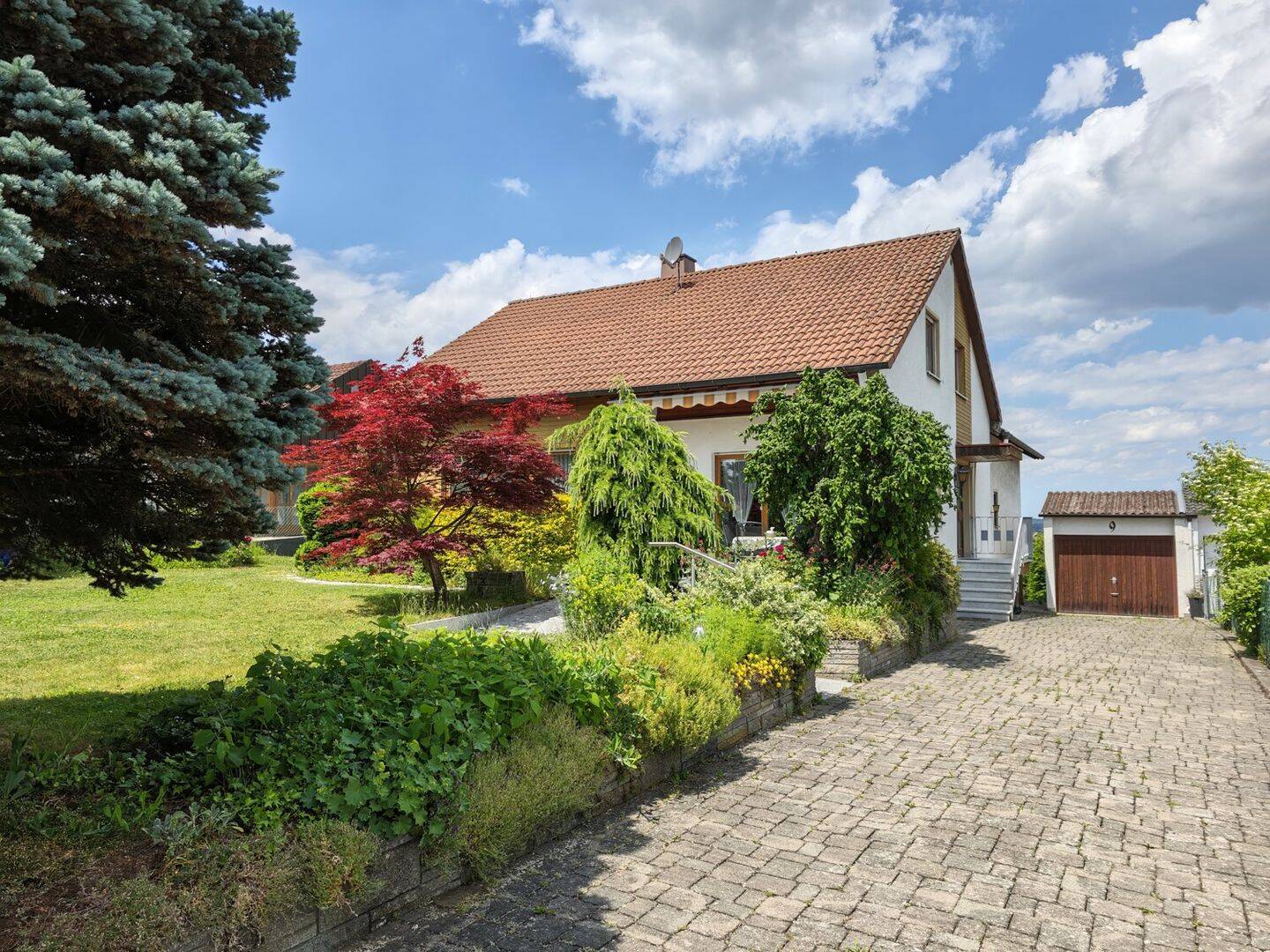 Großzügiges Raumwunder mit sonnigem Südgarten, Terrasse und großer Loggia in Bodelshausen, 72411 Bodelshausen