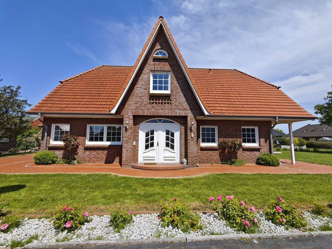 Ruhig gelegenes Architektenhaus mit Einliegerwohnung auf 798 m² Eigenland, 25761 Büsum