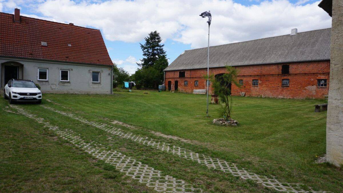 Dreiseitenhof – viel Grundstück und Potenzial – Tierhaltung – große Wiese – Obstbäume –, 17392 Spantekow