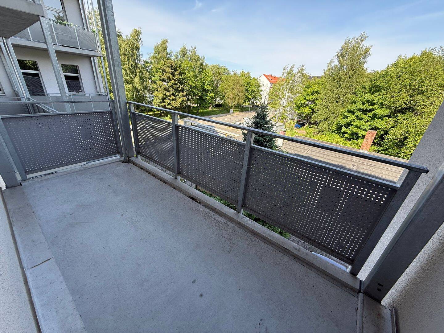 3.OG / Modernes Laminat – frei ab 1.10.26 – Großer Balkon an der Küche, 9126 Chemnitz (Altchemnitz Bernsdorf Gablenz Lutherviertel Sonnenberg)