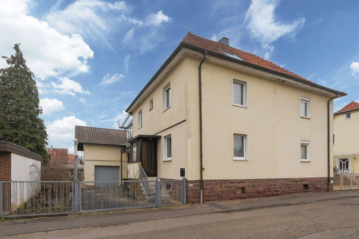 Viel Platz für Familie & Ideen – Doppelhaushälfte mit Wintergarten und Nebengebäude!, 75203 Königsbach-Stein