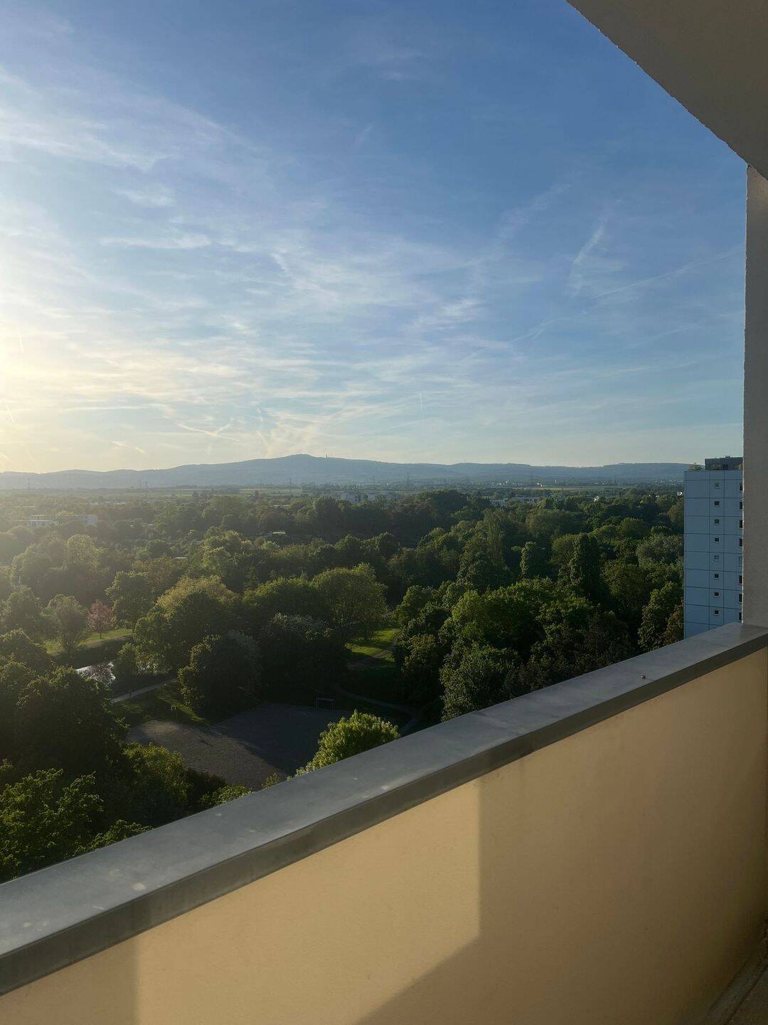 NEW/ Neu: 2 Zimmer in 6er Frauen WG/shared Flat im Herzen Frankfurts mit Ausblick auf den Taunus??, 60488 Frankfurt am Main (Hausen Praunheim Rödelheim)