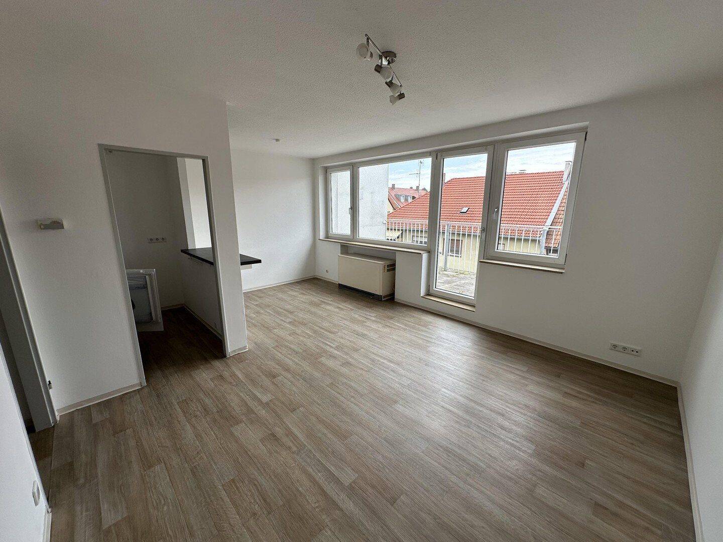 Dachterrassenwohnung mit 2 Zimmern (Einbauküche) sucht Mieter, 90461 Nürnberg