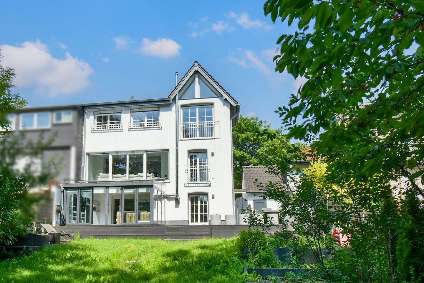 Modernes Familienglück! Wohnen, Genießen und Entspannen auf höchstem Niveau Stilvolle Doppelhaushälfte mit Pool und Kamin, 45136 Essen (Bergerhausen Huttrop Rüttenscheid)