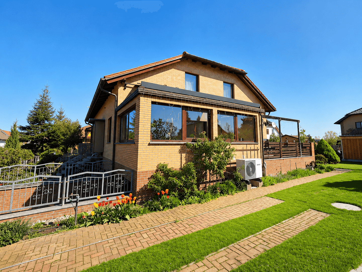 Doppelhaushälfte mit Kamin, Fußbodenheizung, Wintergarten und PV-Anlage, 4838 Doberschütz