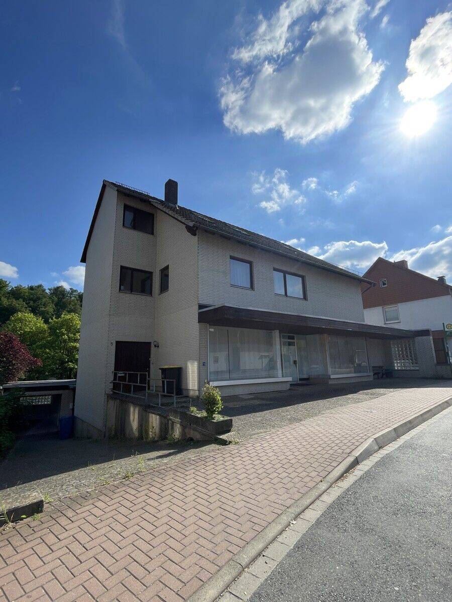 In WEG aufgeteiltes Wohn- und Geschäftshaus in guter Ortslage von Grünenplan – Entwicklungspotenzial, 31073 Delligsen