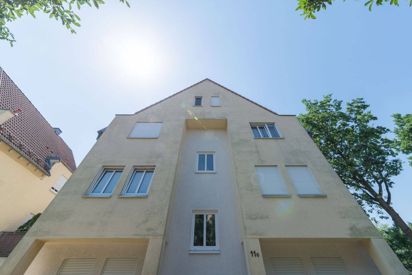 SfKW – Helle 2-Zimmerwohnung mit Einbauküche und Dachterrasse und Stellplatz, 1454 Radeberg