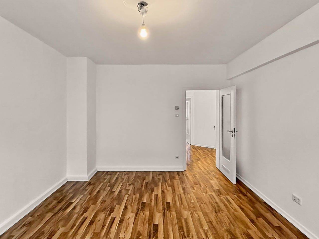Gepflegte Pärchen-Wohnung mit zwei Balkonen und Aufzug – absolut zentrale Lage, 40211 Düsseldorf (Pempelfort Stadtmitte)