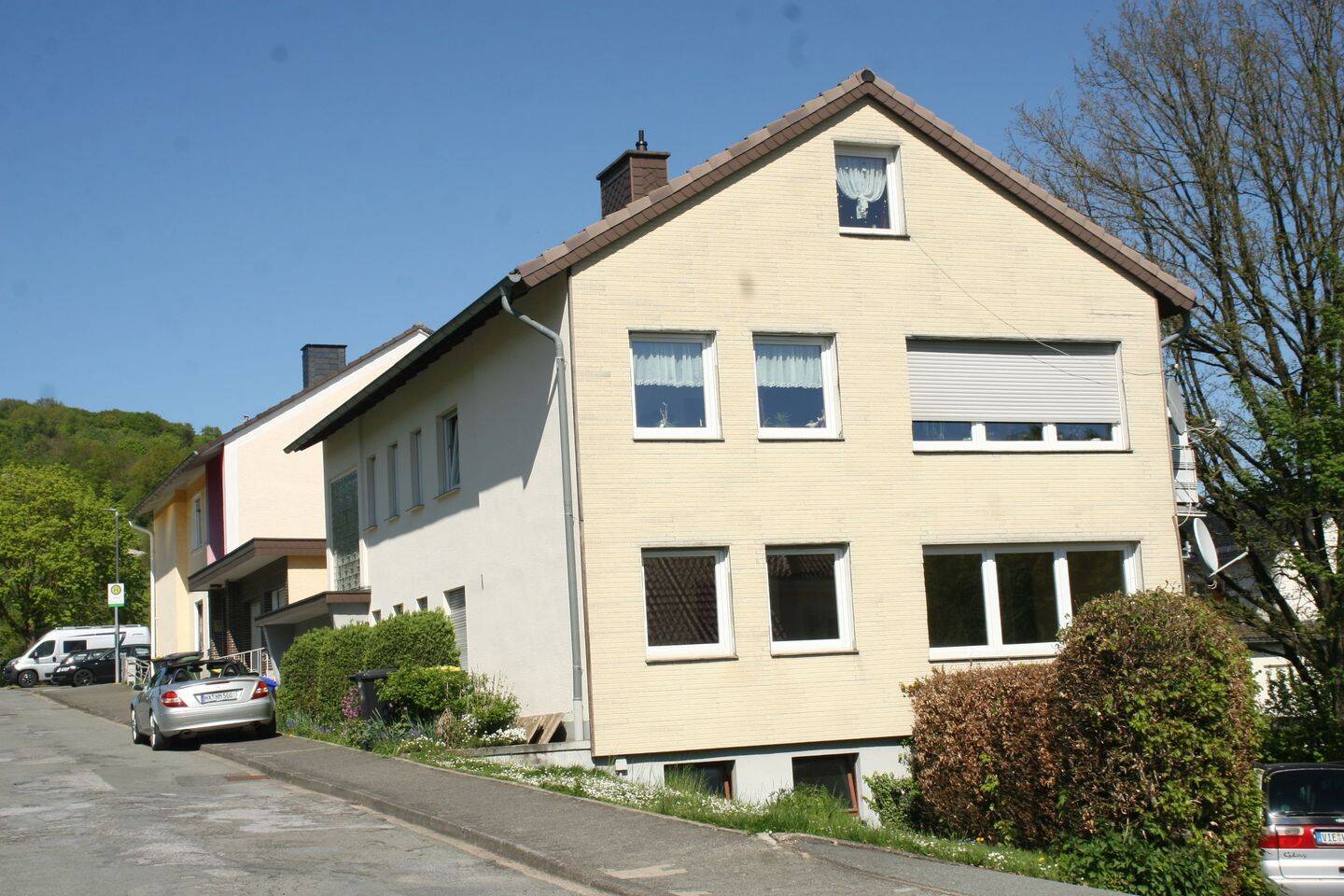 2 1/2 Familienhaus in Bev.-Dalhausen, 237 qm Wohnfläche, 2 Südbalkone und 2 Garagen, neue Heizung u. 3fach-Isoglas-Fenster, Parkettboden: 179.900€ VB, 37688 Beverungen