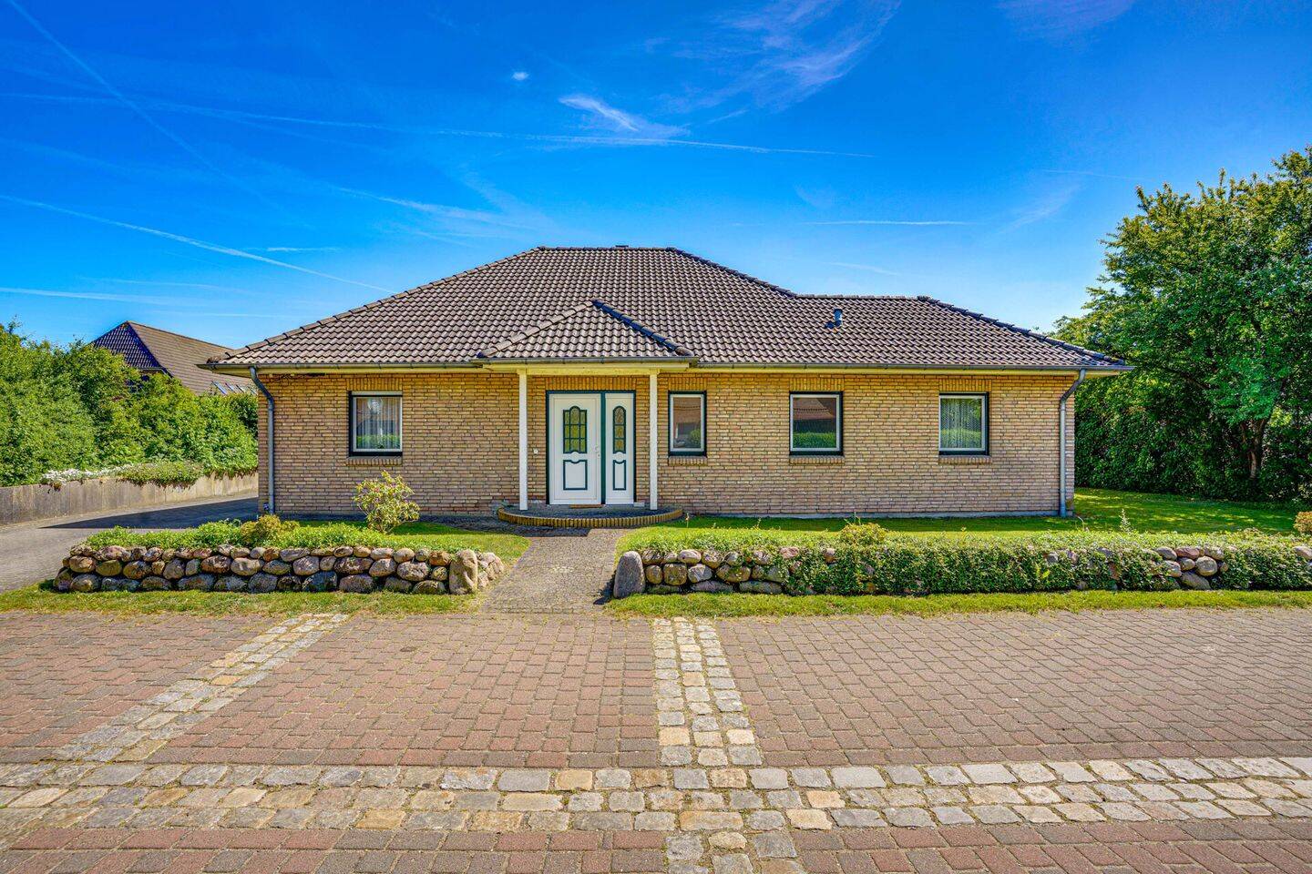 Familienfreundlich & ruhig: Winkelbungalow mit 5 Zimmern, 157 m² Wohnfläche und 1.000 m² Grundstück, 24969 Großenwiehe