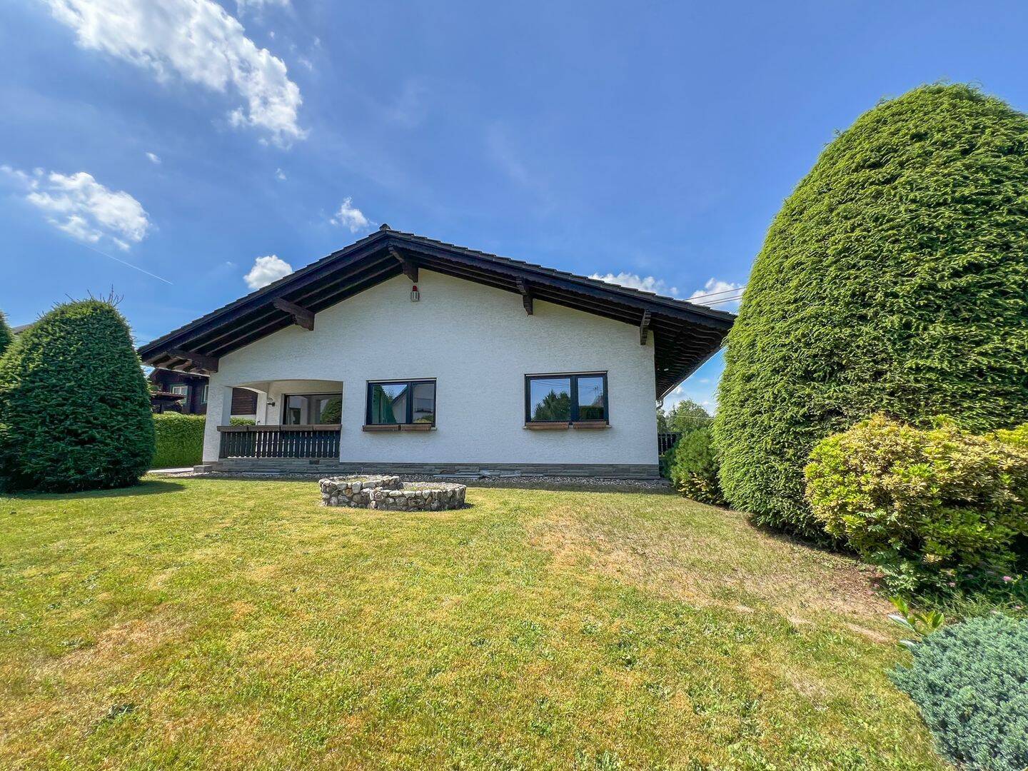 Landhaus mit Terrasse und Garten, 3 Garagen in idyllischer Lage Nähe Vettelschoß nur 5 Min. zur A3, 53560 Vettelschoß