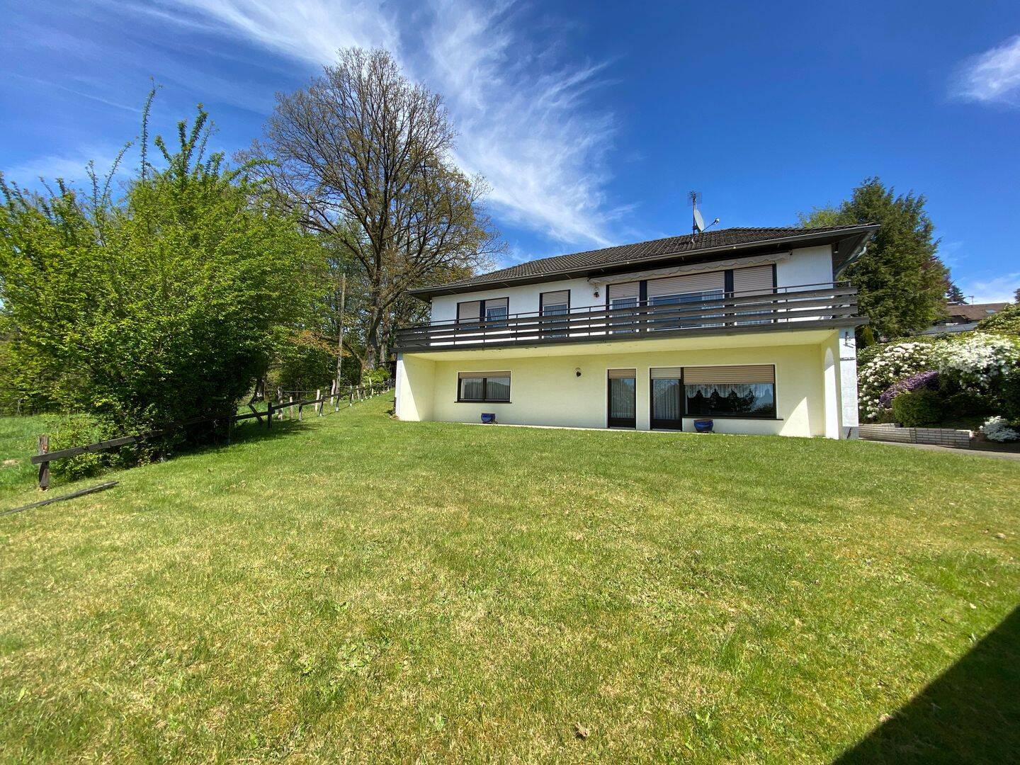 Ein-(Zwei)familienhaus mit EL-Whg. + 2 Garagen – GM-Hülsenbusch, 51647 Gummersbach