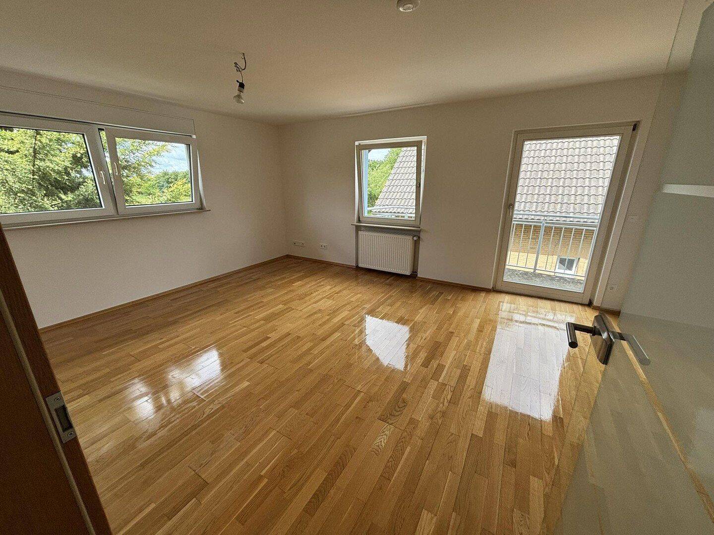 Charmante OG-Wohnung mit Balkon, hochwertiger Einbauküche und Parkplätzen, 52428 Jülich